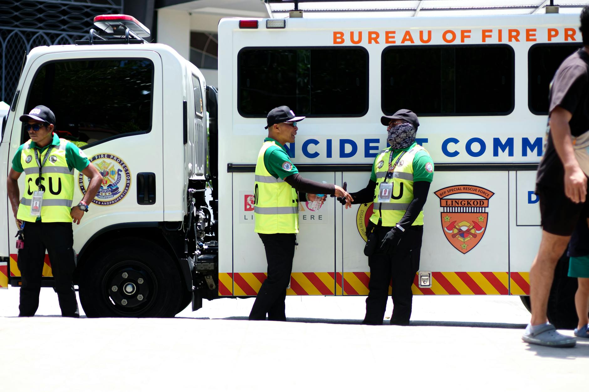 Oficerowie bezpieczeństwa przy pojeździe reagowania kryzysowego