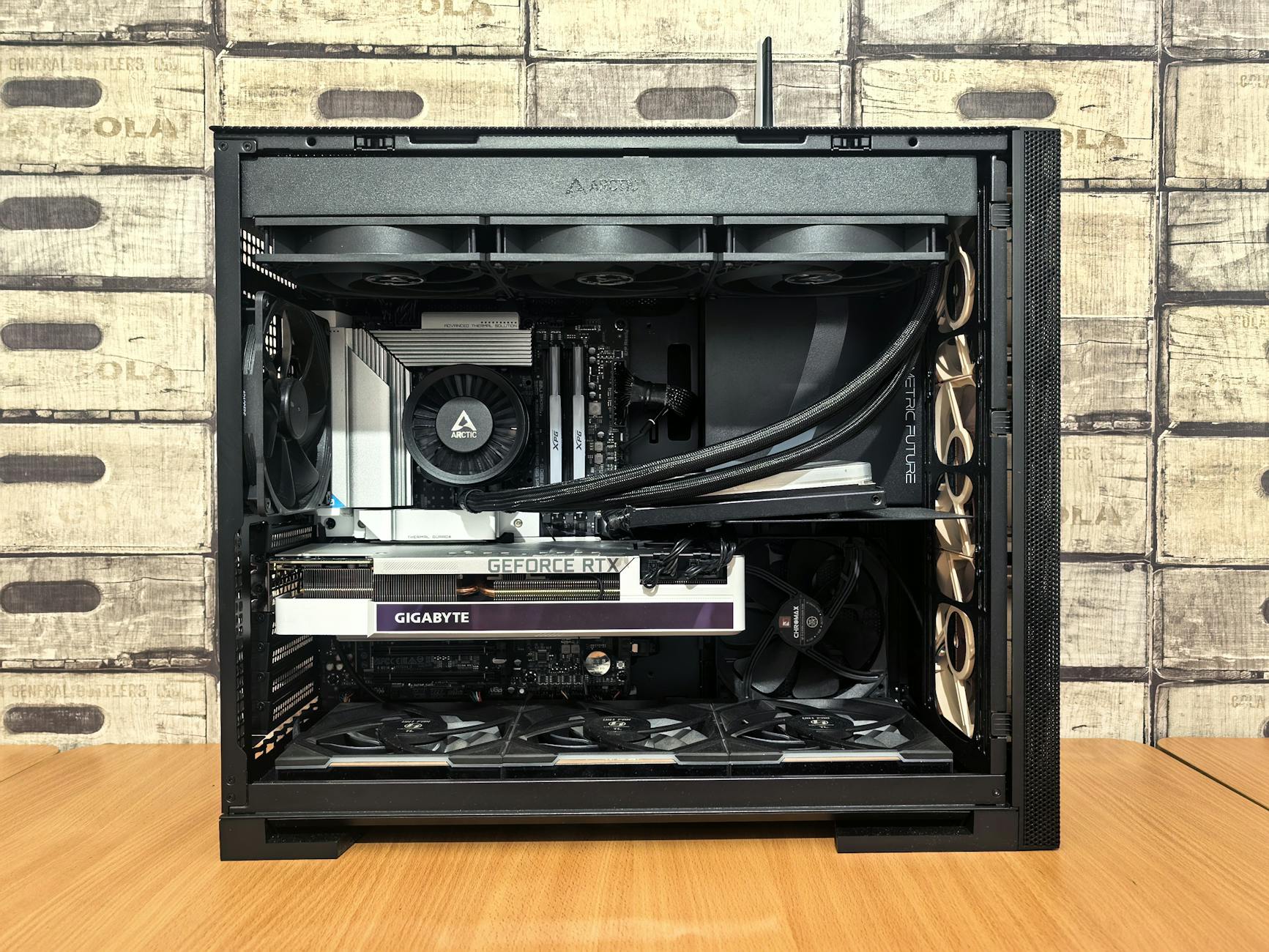 Wnętrze składanego komputera gamingowego z kartą graficzną i chłodzeniem