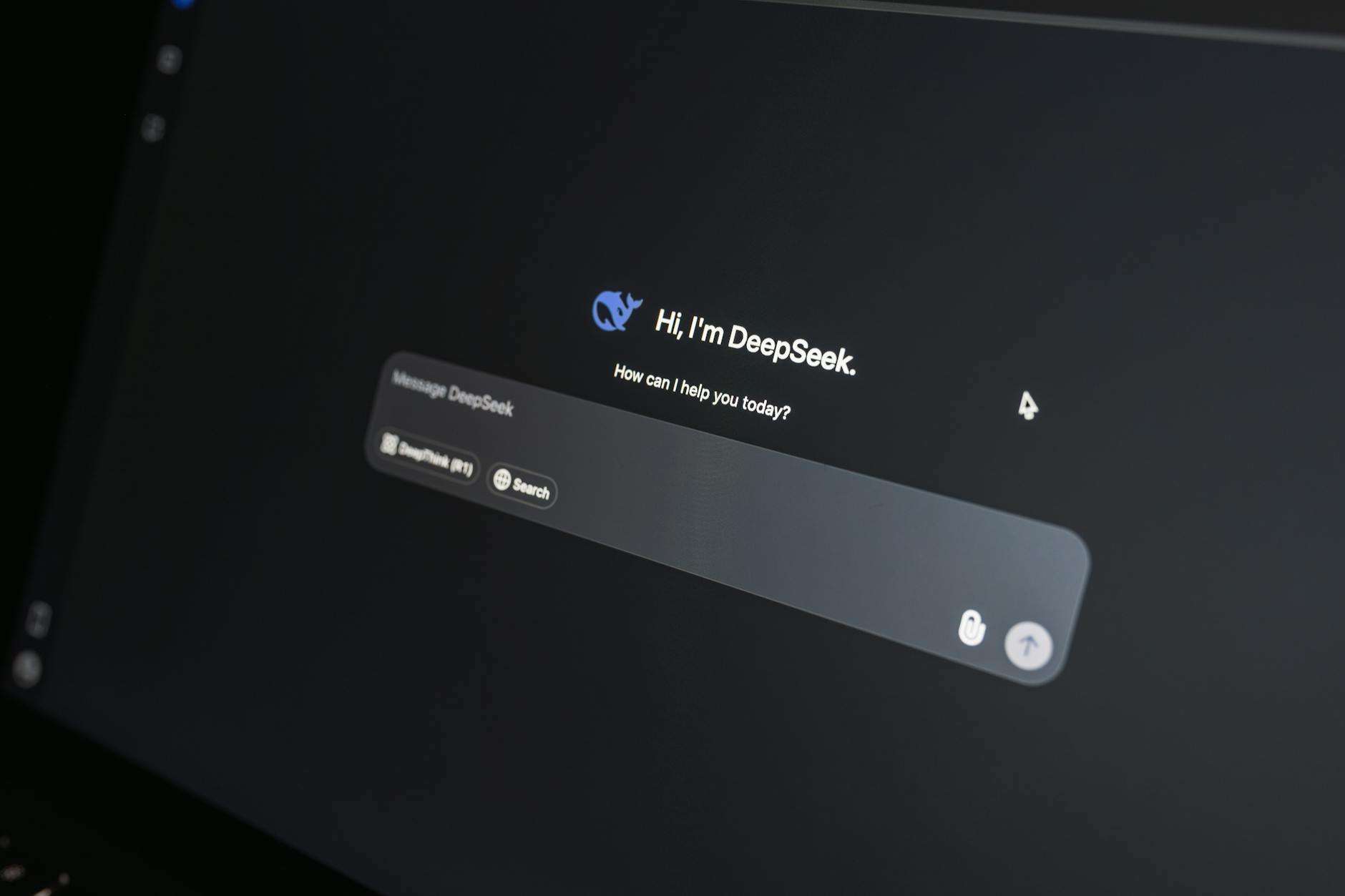 Zbliżenie interfejsu czatu AI na ekranie laptopa w ciemnym otoczeniu