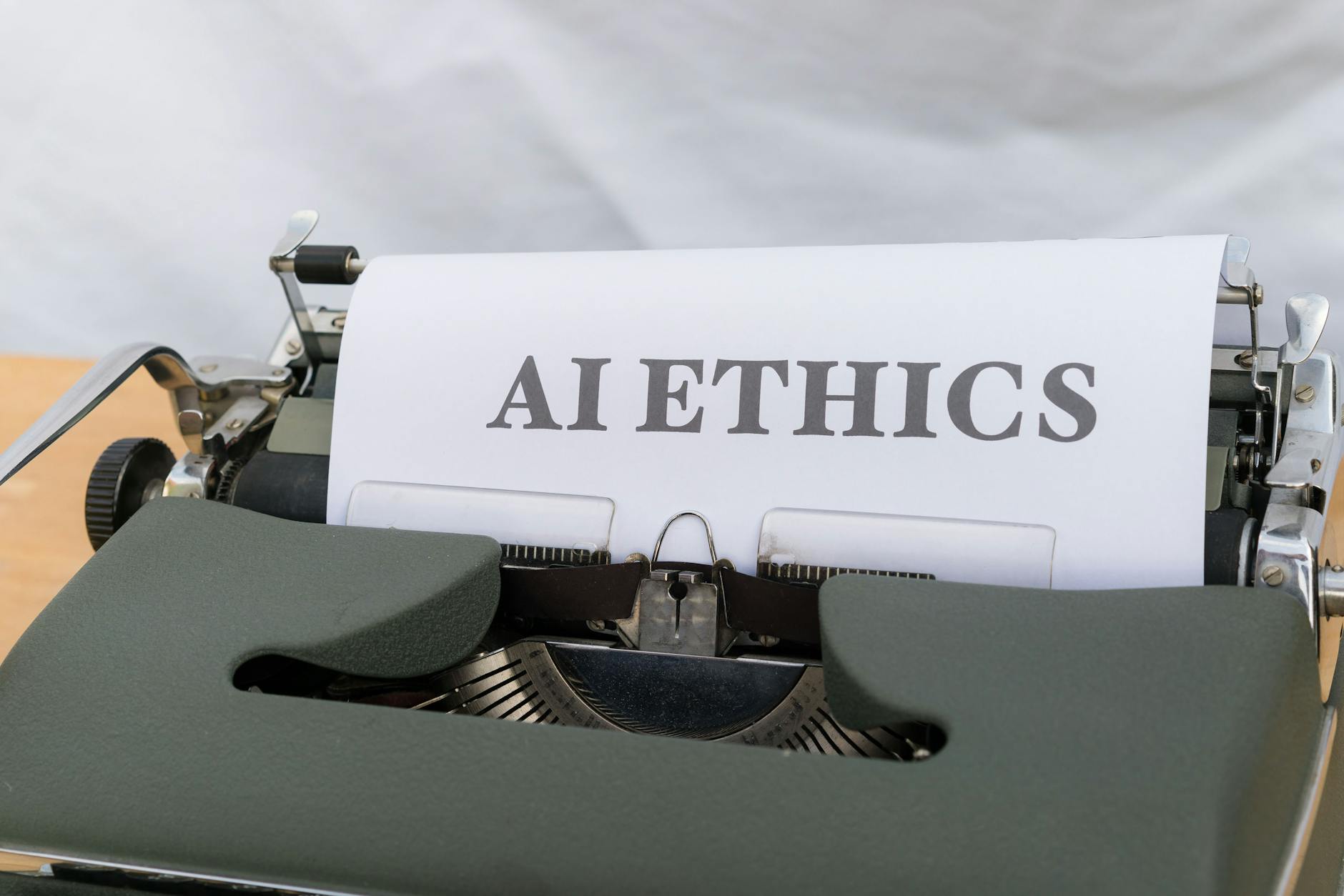 Zbliżenie maszyny do pisania z tekstem AI ETHICS na kartce papieru