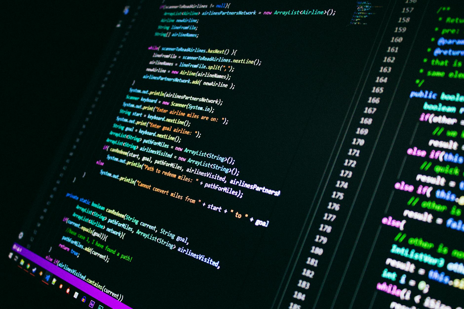 Kolorowy kod programistyczny na ekranie komputera z bliska