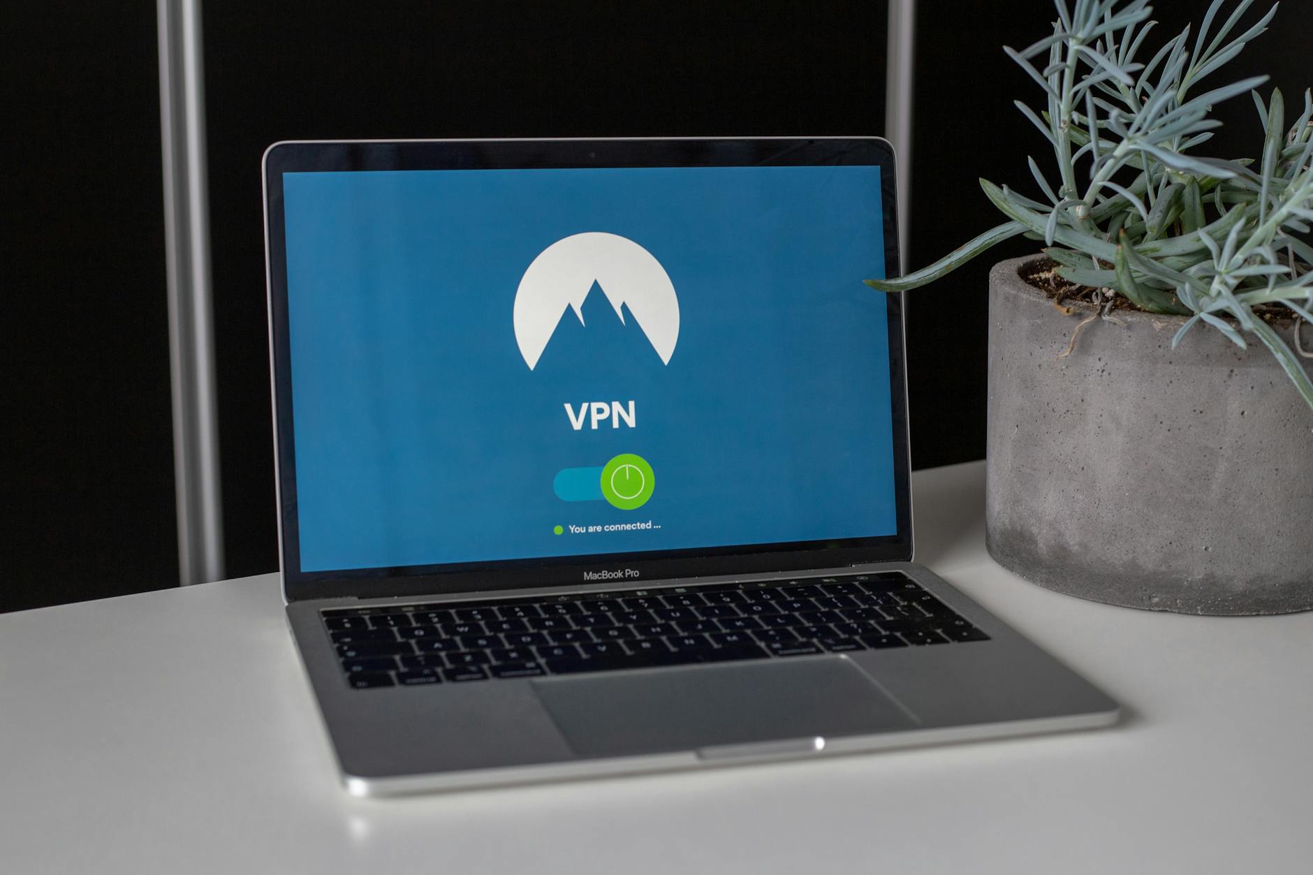 Laptop z ekranem VPN na biurku, symbol prywatności i bezpieczeństwa online