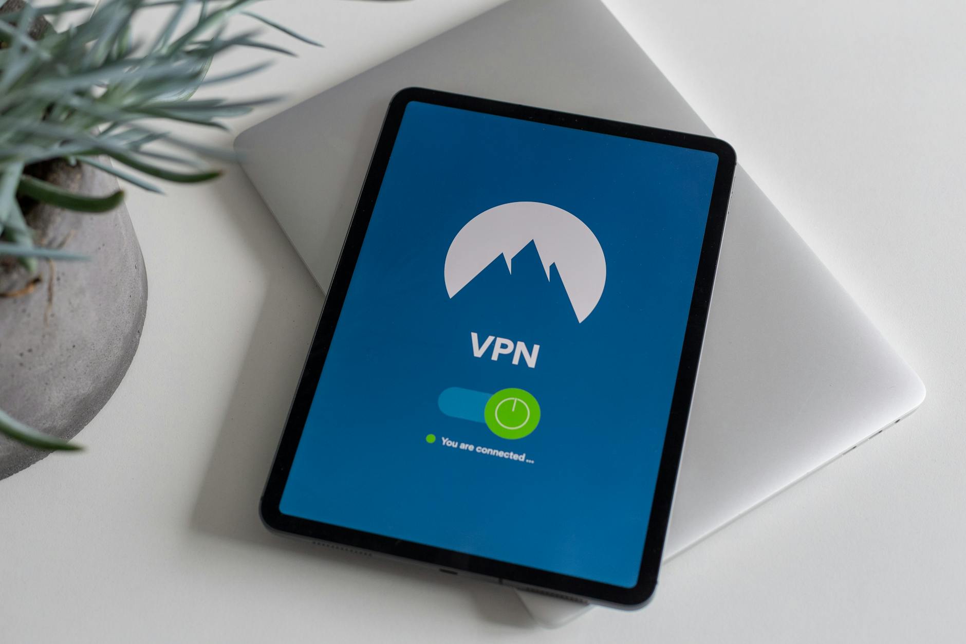 Tablet z uruchomioną aplikacją VPN ilustrujący bezpieczeństwo połączeń