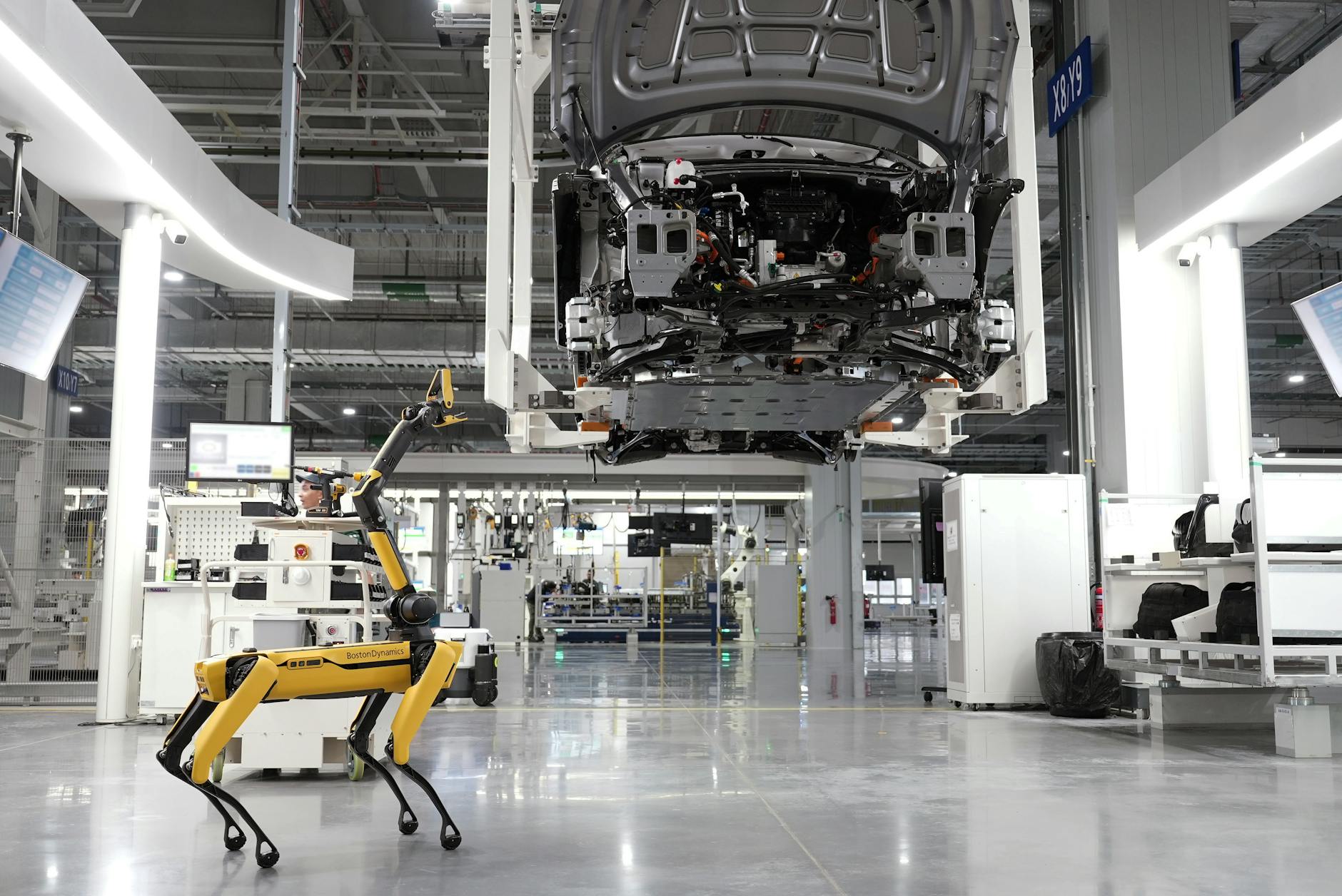 Robotyczny pies nadzoruje zautomatyzowaną linię montażu samochodów