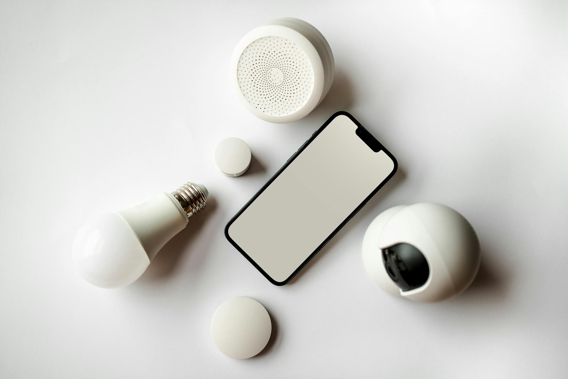Raspberry Pi w roli centrum IoT: kompletna konfiguracja Smartfon i urządzenia smart home na białym tle jako centrum IoT