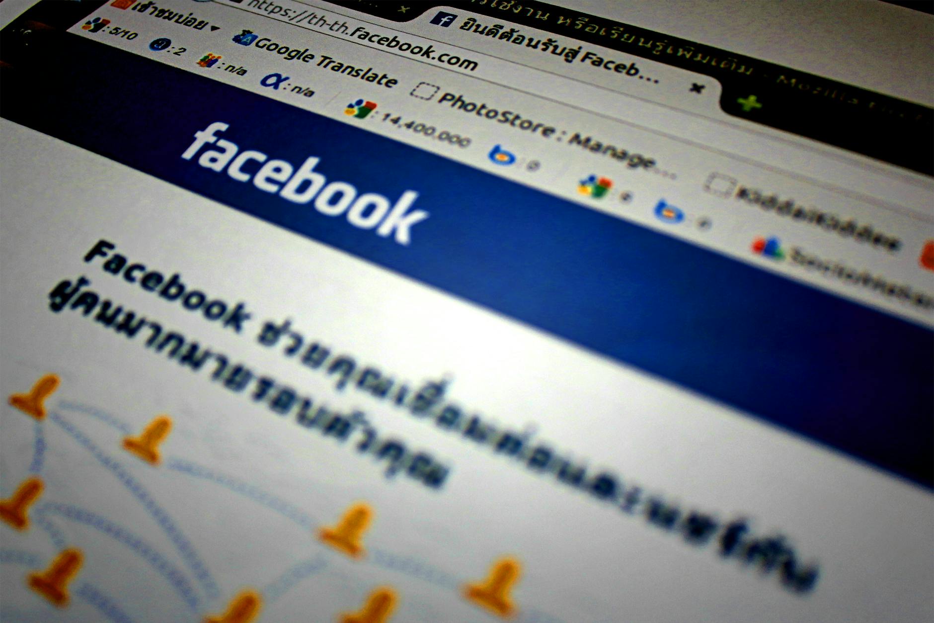 Strona główna Facebooka po tajsku na ekranie komputera