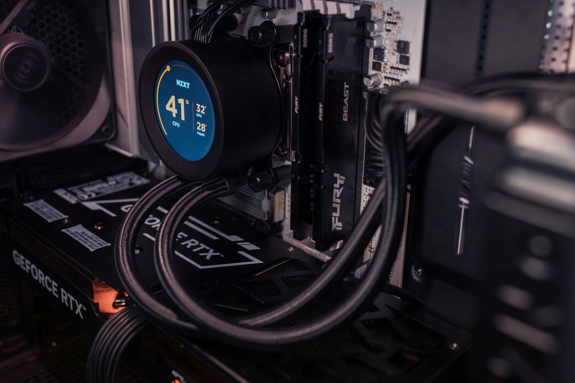 Wnętrze komputera PC z mocną kartą graficzną i rozbudowanym chłodzeniem