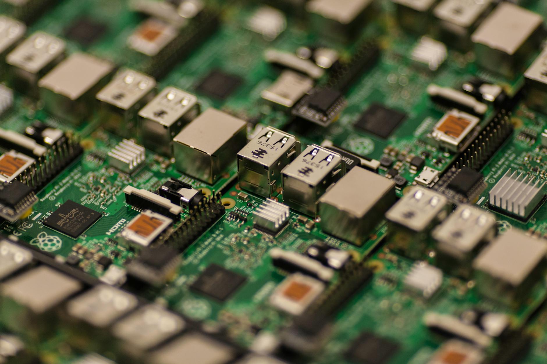 Zbliżenie płytki Raspberry Pi z portami USB i mikrochipami