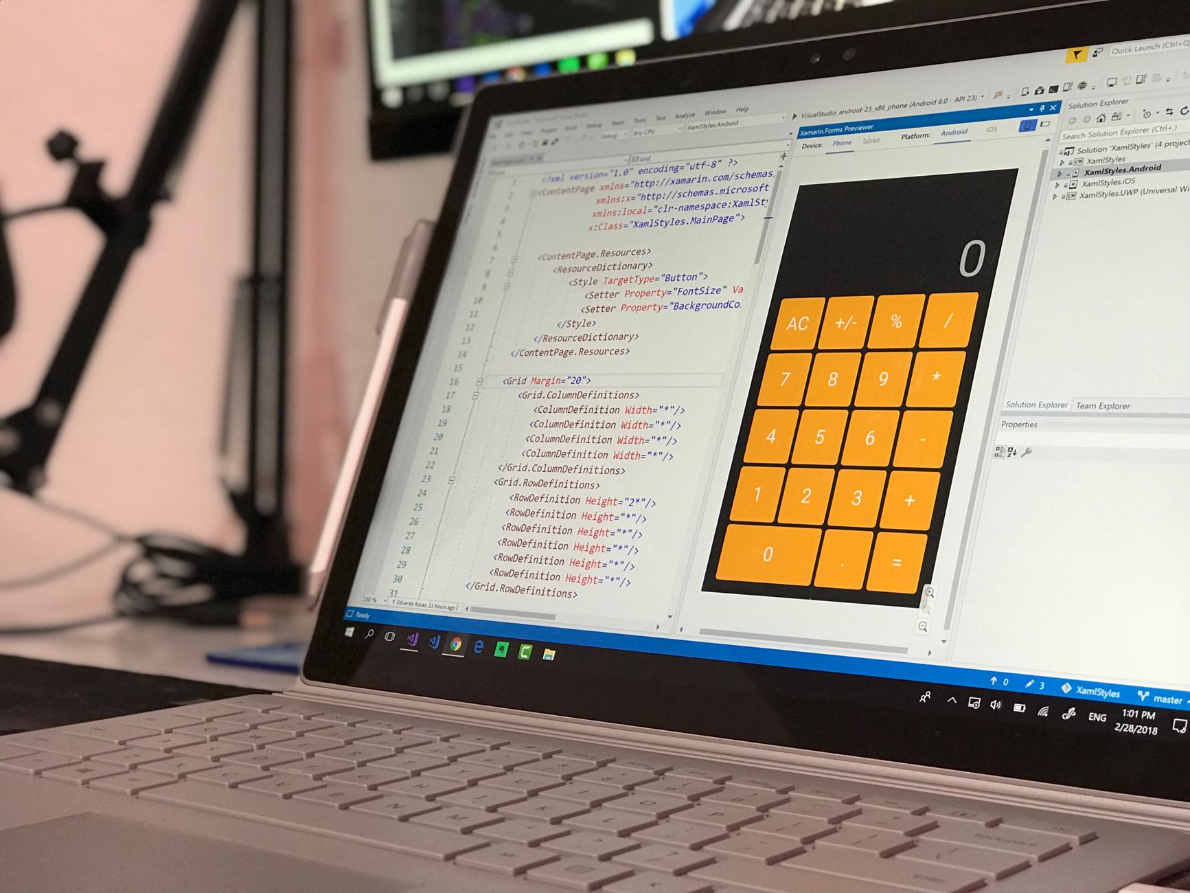 Ekran laptopa z aplikacją kalkulatora w biurze programistów