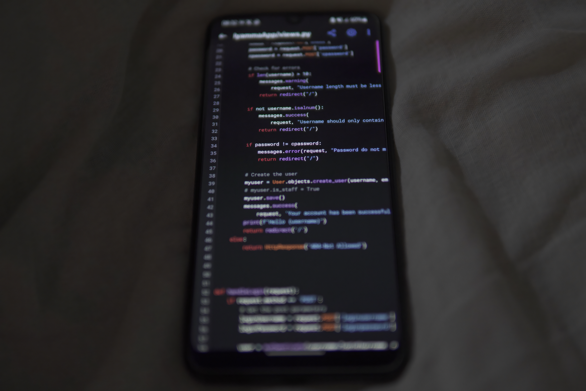 Nowe funkcje w Android 16 i iOS 19 dla programistów: co zmienia się w API, prywatności i dostępie do danych Zbliżenie smartfona z kodem Pythona symbolizujące rozwój mobilnych API