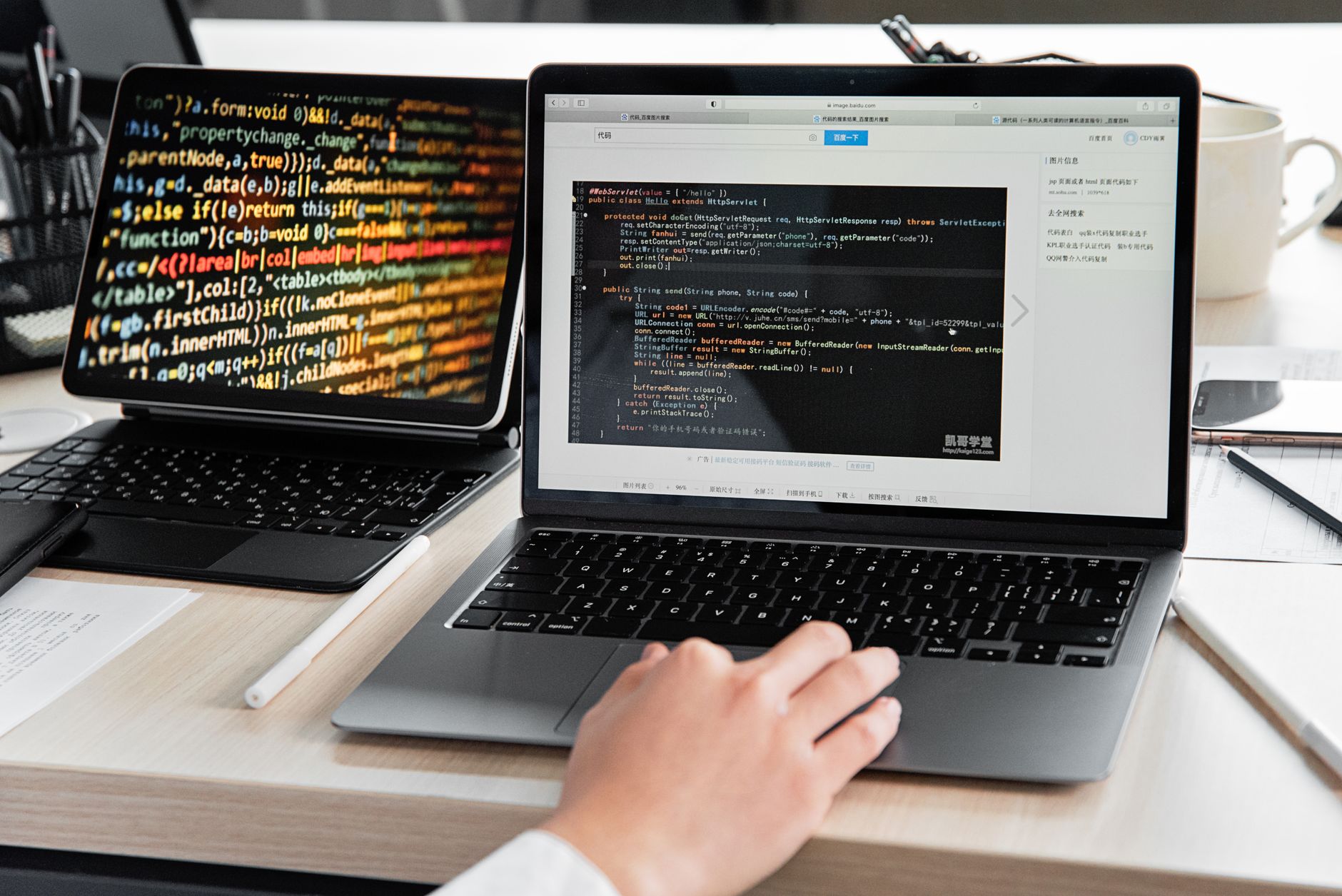 Programista piszący kod na laptopie w biurze, wybór Python lub Java