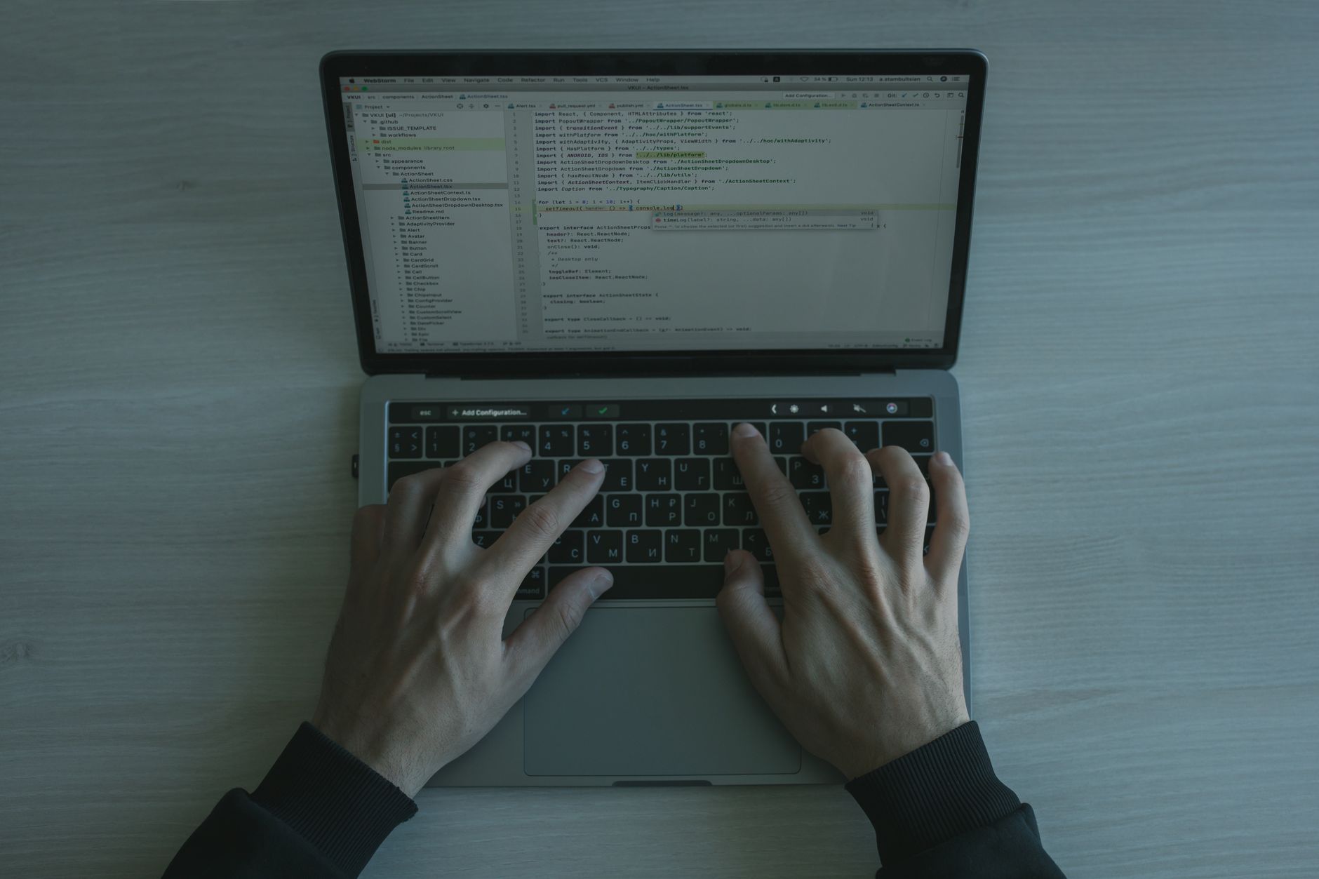 Programista piszący kod na laptopie, zbliżenie dłoni na klawiaturze