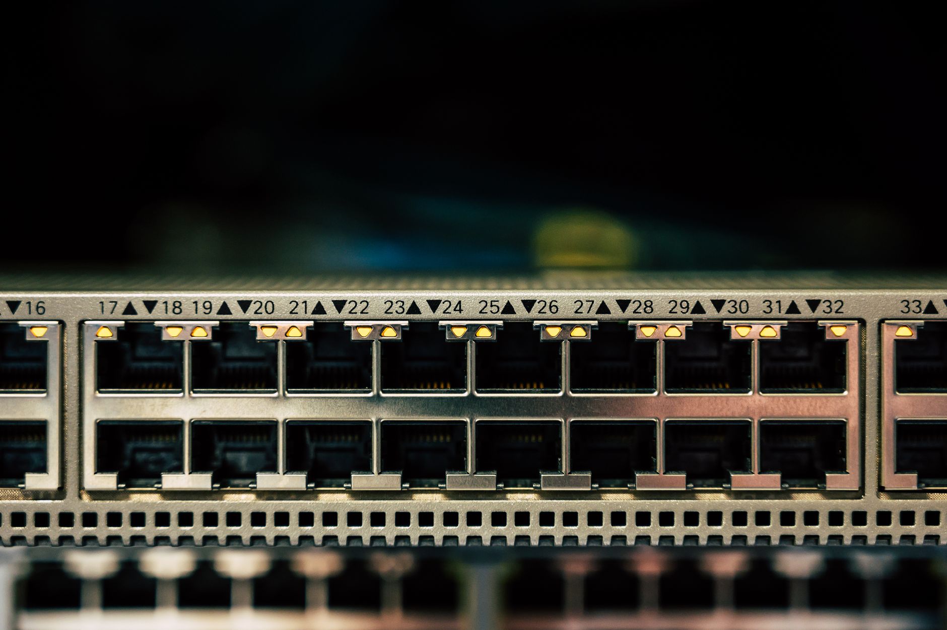 Segmentacja sieci OT i IT – jak oddzielić produkcję od biura, nie zatrzymując pracy Segmentacja sieci OT i IT – jak oddzielić produkcję od biura, nie zatrzymując pracy