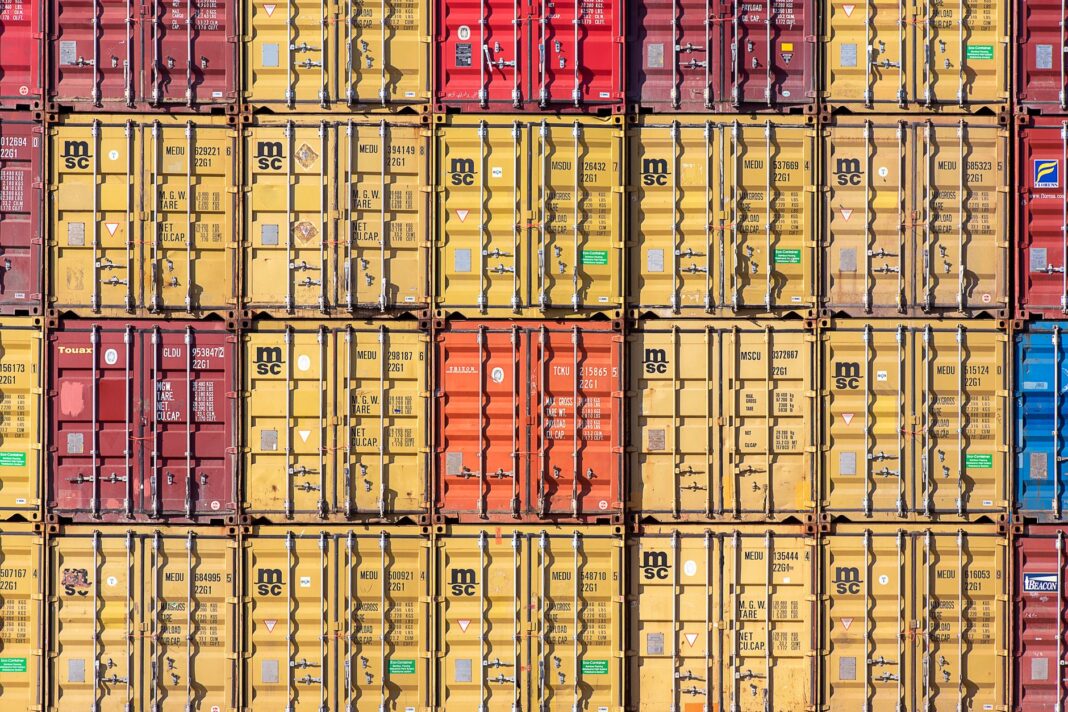 Kolorowe kontenery transportowe ułożone w geometryczny wzór Kolorowe kontenery transportowe ułożone w geometryczny wzór